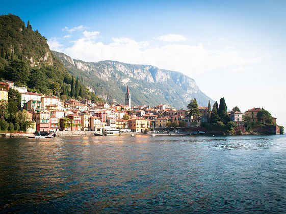 Lombardie - Vue sur le village Bellagio bordé par le lac de Côme