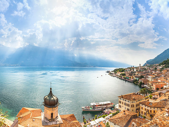 Lombardie - Vue sur la ville Limone bordée par le lac de Garde