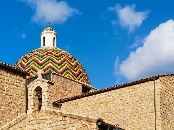 Sardaigne - Vue sur la coupole colorée de l'église de San Paolo Apostolo à Olbia