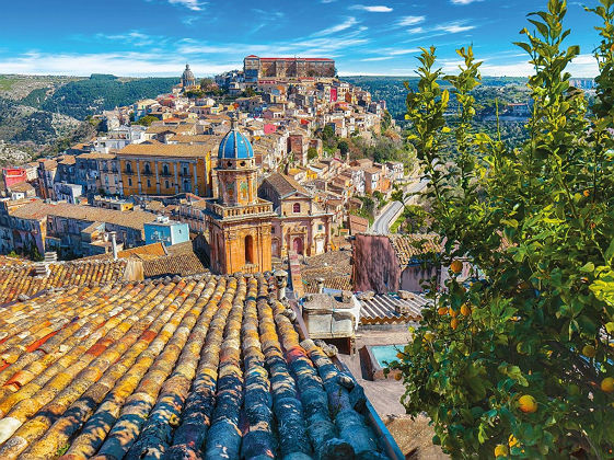 Lever de soleil dans la vieille ville baroque de Ragusa en Sicile