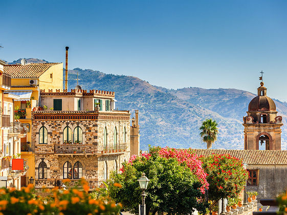 Beaux details architecturaux dans la ville sicilienne de Taormina