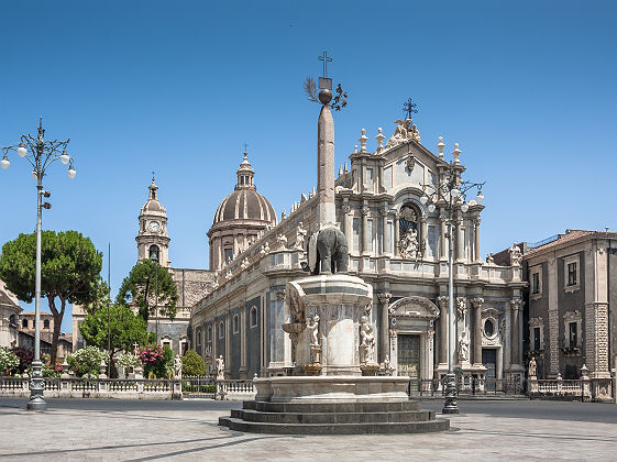 Piazza del Duomo et cathedrale de Santa Agatha a Catane en Sicile