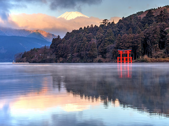 Japon - Lac d'Ashi avec portail torii en arrière-plan au parc national de Fuji-Hakone-Izu