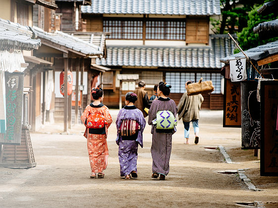 Japon - Portrait de trois femmes en kimono qui marchent dans un village traditionnel à Kyoto