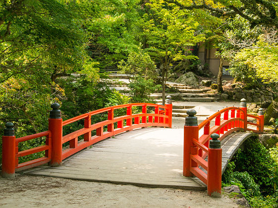 Pont rouge dans un jardin de Miyajima; Japon