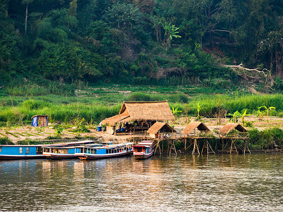 Huttes traditionnelles dans la campagne près du Mékong - Laos