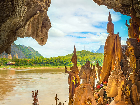Intérieur de la grotte Pak Ou près de Luang Prabang - Laos