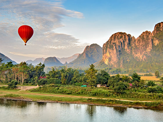 Montgolfière au dessus de la rivière Nam Song à Vang Vieng  - Laos