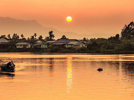 Coucher de soleil sur la rivière à Kuching - Bornéo