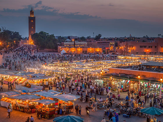 Marrakech Place Djemaa El-Fna à la tombée de la nuit - Maroc