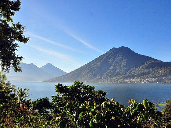 Guatemala - Vue sur le lac Atitlan et le volcan actif Agua près de la ville d'Antigua