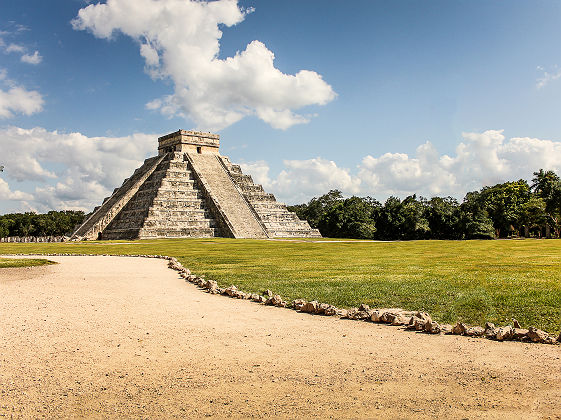 Mexique - Pyramide maya sur le site de Chichen Itza