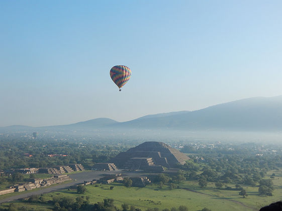Vue aérienne de Teotihuacan et Mongolfière - Mexique