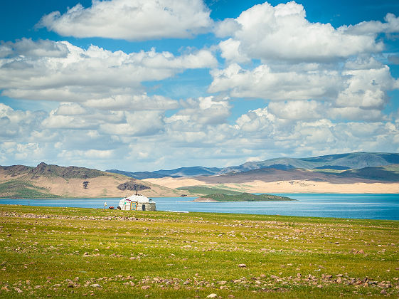 Yourte près d'un lac - Mongolie
