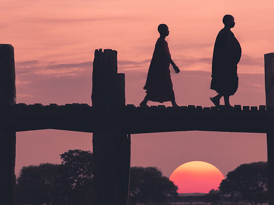 Deux moines marchant sur le pont de teck d'U Bein au coucher du soleil, Amarapura près de Mandalay - Birmanie