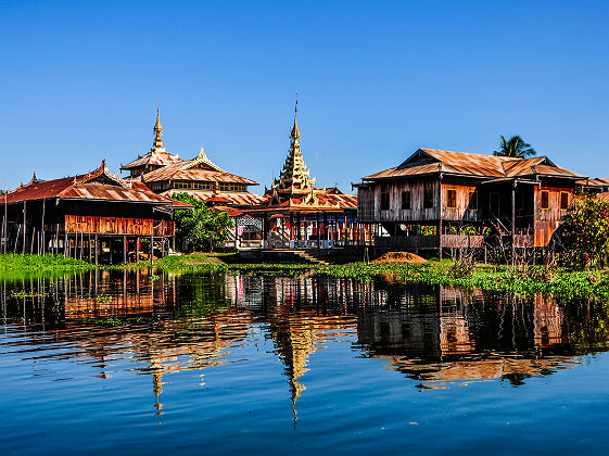 Monastère flottant Nga Phe Kyaung sur le lac Inle - Birmanie