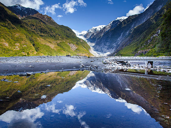 Nouvelle-Zélande - Vue sur le glacier Franz Josef qui se cache entre deux montagnes