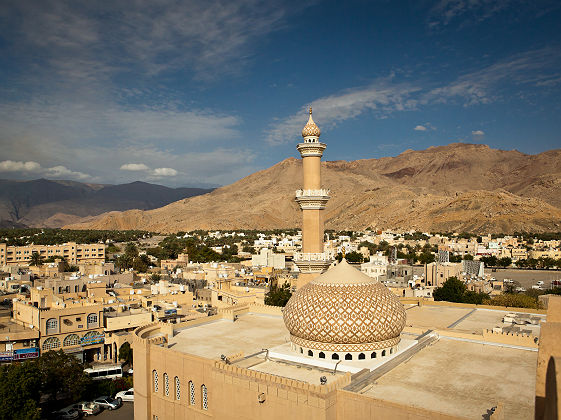 la ville de Nizwa entourée par des montagnes (Ad Dakhiliyah, Oman)