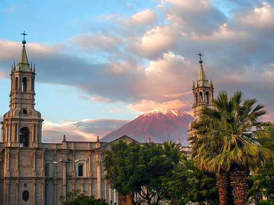 Le volcan Misti derrière la ville d'Arequipa - Pérou