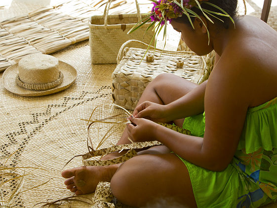 Tressage de chapeau à Rurutu