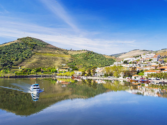 Vallée du Douro avec le village de Pinhao, Portugal