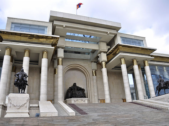 Le palais du gouvernement et la statue de Gengis Khan sur son trône à Oulan Bator - Mongolie