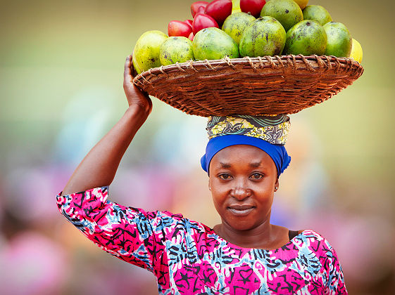 Femme rwandaise allant au marché de Kigali