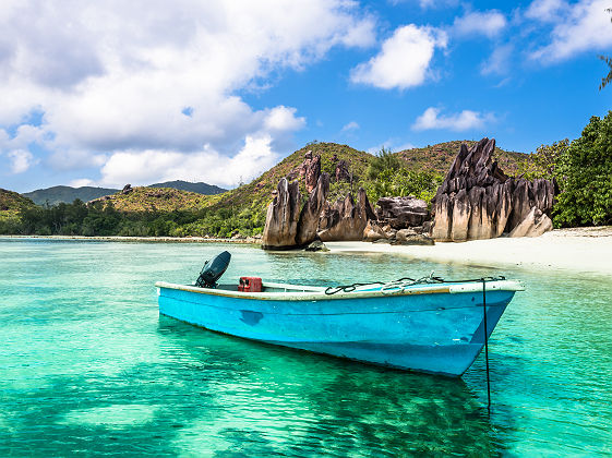 Seychelles - Vieux bateau de pêche près d'une plage, île Curieuse