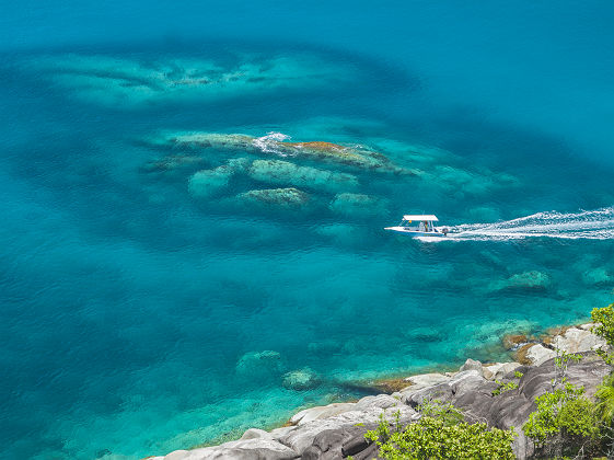 Seychelles - Tour en bateau près de la plage Anse Major dans l'île Mahé