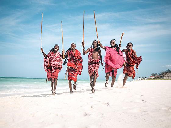 Guerriers Masai sur la plage - Tanzanie