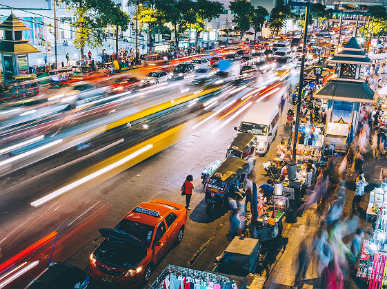Rue animée de Bangkok en soirée - Thaïlande