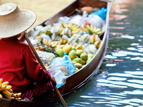 Thaïlande - Commerçant fruits et légumes en bateau au marché flottant Damnoen Saduak, Bangkok