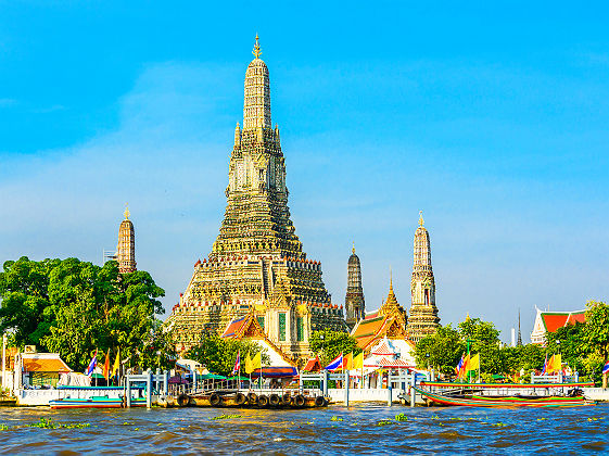 Thaïlande - Vue sur le temple Wat Arun siuté sur le côté ouest de la rivière Chao Phrayaè, à Bangkok