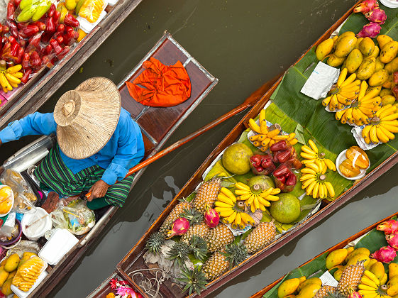 Fruits sur des barques d'un marché flottant - Thaïlande