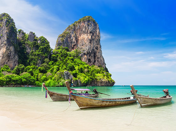Bateaux traditionnels sur la plage à Krabi - Thaïlande