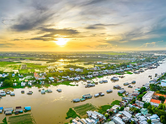 Village flottant le long de la rivière Hau, Vietnam