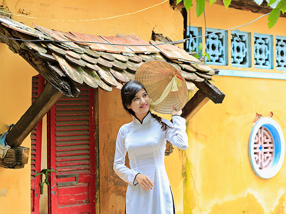 Vietnam - Portrait d'une jeune femme en habit traditionnel (Ao Dai) à Ho Chi Minh