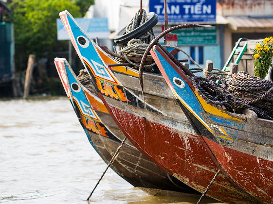 Vietnam - Proue ornementée de bateaux de pêche dans le delta Mekong