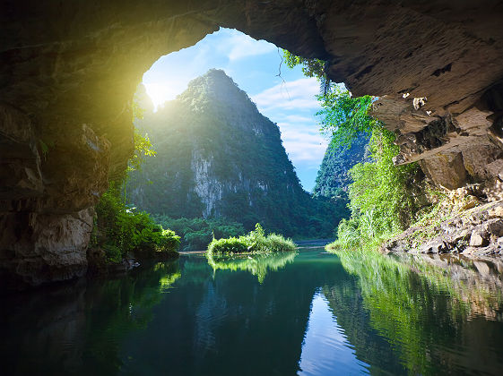 Les grottes de Tam C?c dans la Baie d'Halong - Vietnam