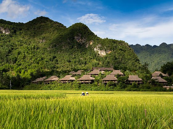 Vue sur un regroupement de maisons sur la colline a Mai Chau