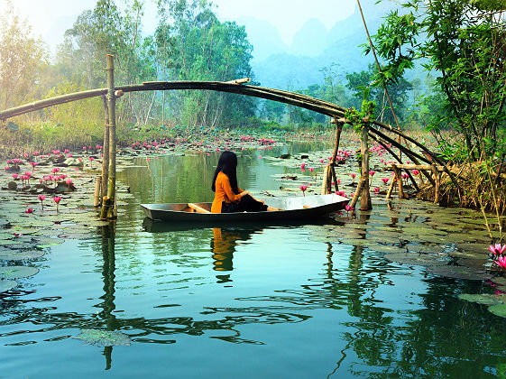 Vietnam - Portrait d'une femme dans une barque à Hanoi