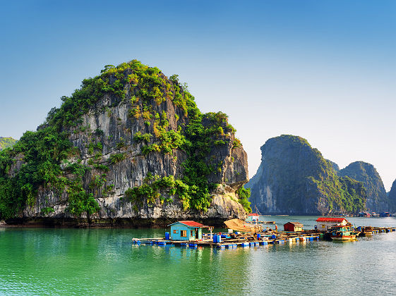 Vietnam - Village flottant de pêcheurs dans la baie Halong