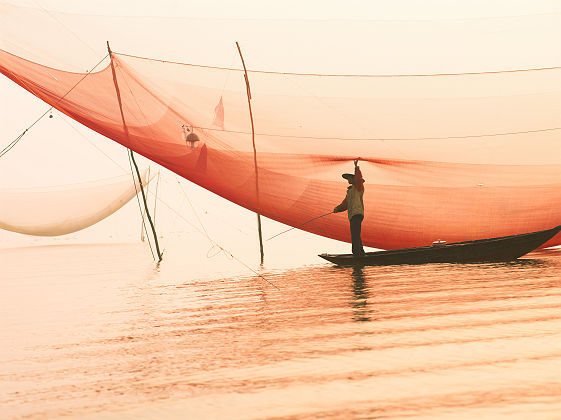 Vietnam - Pêche au filet dans la rivière Hôi An au coucher de soleil