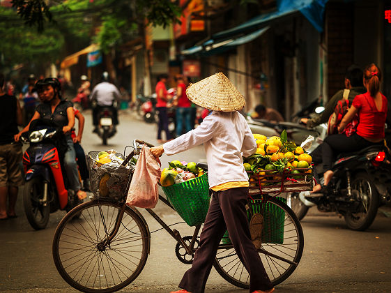 Vendeur de rue avec son vélo à Hanoï - Vietnam