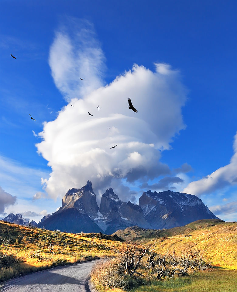 Incroyable nuage au dessus des falaises de Torres del Paine - Patagonie, Chili