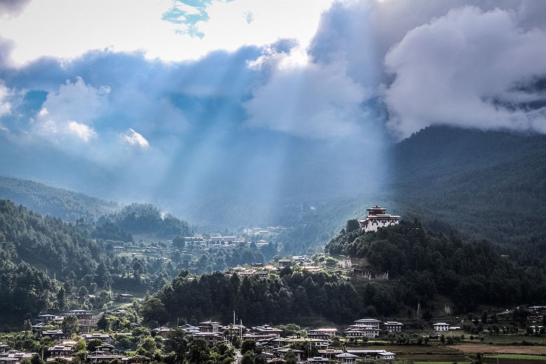 Bhoutan - Rayons de soleil pénètrent entre les nuages sur la vallée de Bumthang