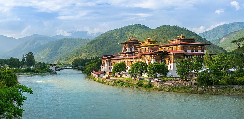 Bhoutan - Vue sur le monastère forteresse Punakha au bord du fleuve