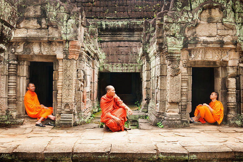 Moines se détendant dans les ruines d'un temple - Cambodge