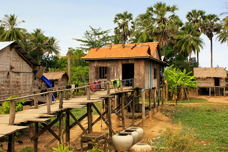Maisons sur pilotis dans un petit village près de Kratie - Cambodge