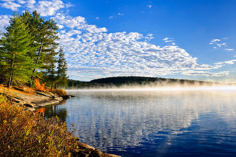 Lac brumeux à Algonquin - Ontario, Canada